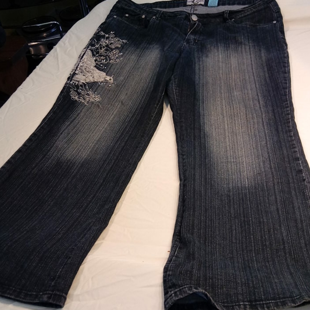 EUC Crest Jeans 23/24 Dark Wash w/ Side Detail